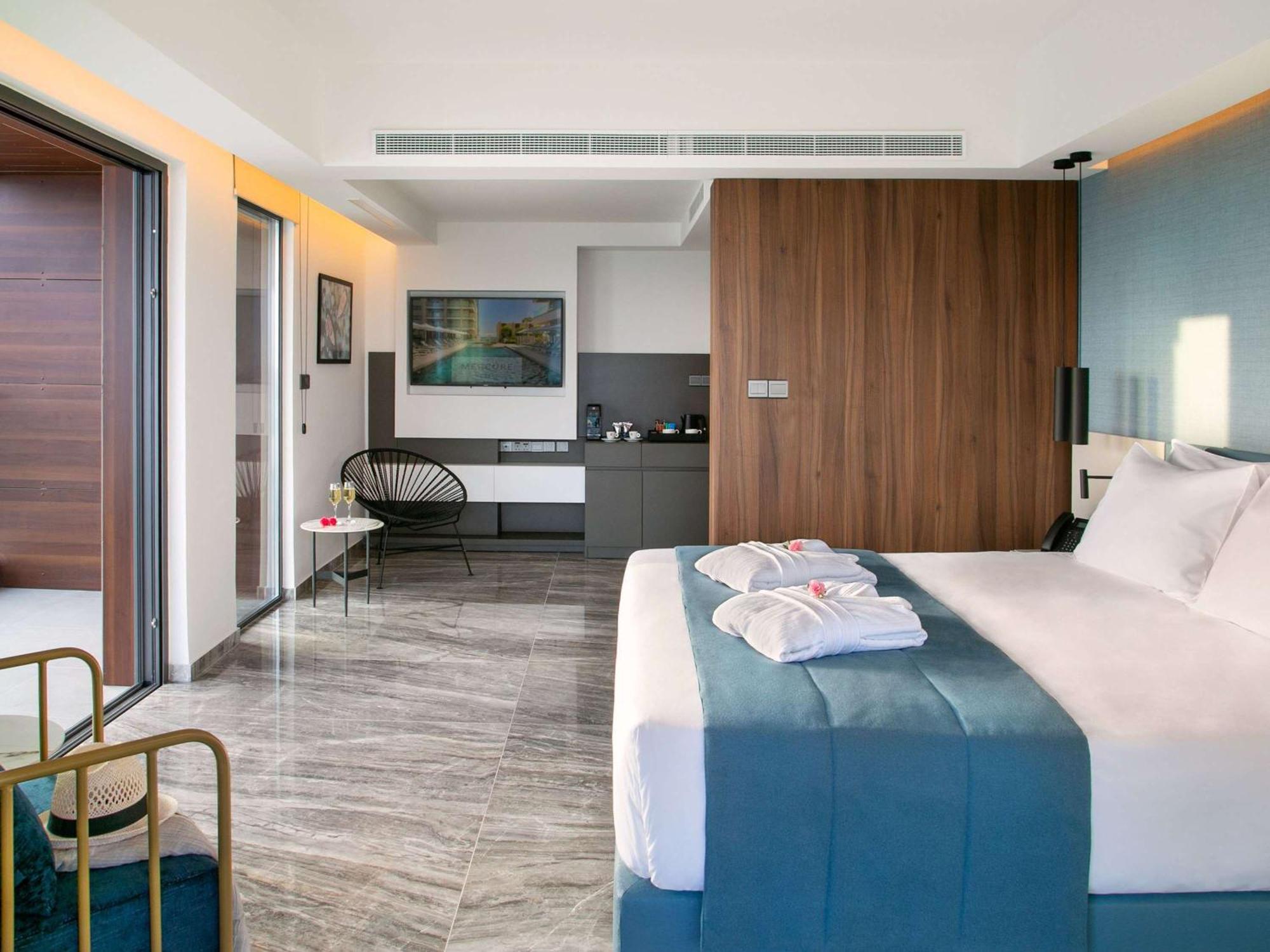 Mercure Larnaca Beach Resort Exterior photo