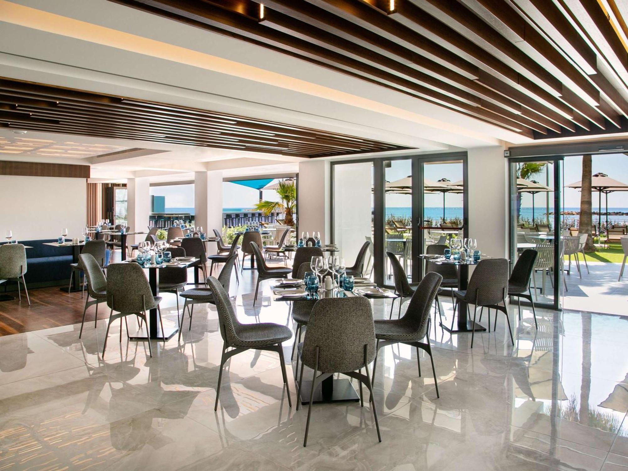 Mercure Larnaca Beach Resort Exterior photo